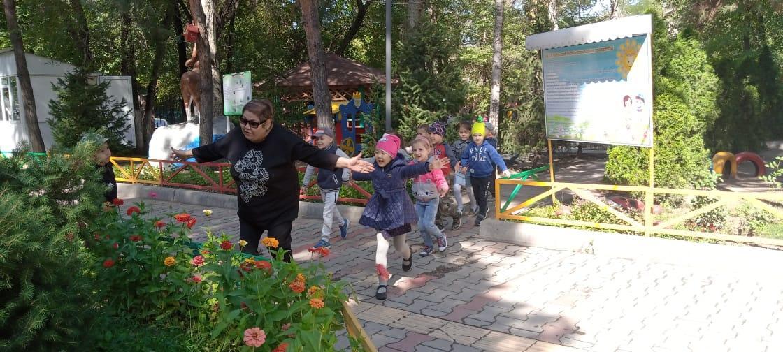 Бақылау.Күзгі табиғаттың сұлулығы мен ағаштардың ерекшелігімен таныстыру. "Улыбка" мектепалды даярлық тобының тәрбиешісі Туретаева К.Ж.