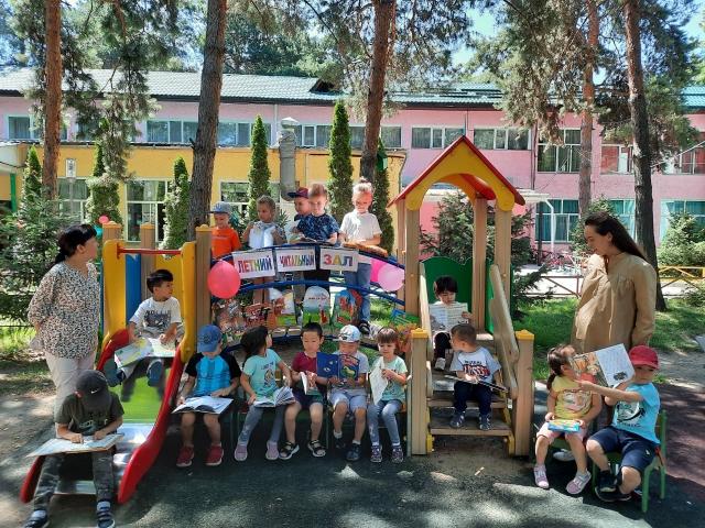 Таңғажайып кітап әлемінде.                                                                                     Бала тәрбиесіндегі халық ауыз әдебиетінің маңызын ескере отырып, баланың ертегілер мен кітаптарға қызығушылығын қолдау,арттыру.