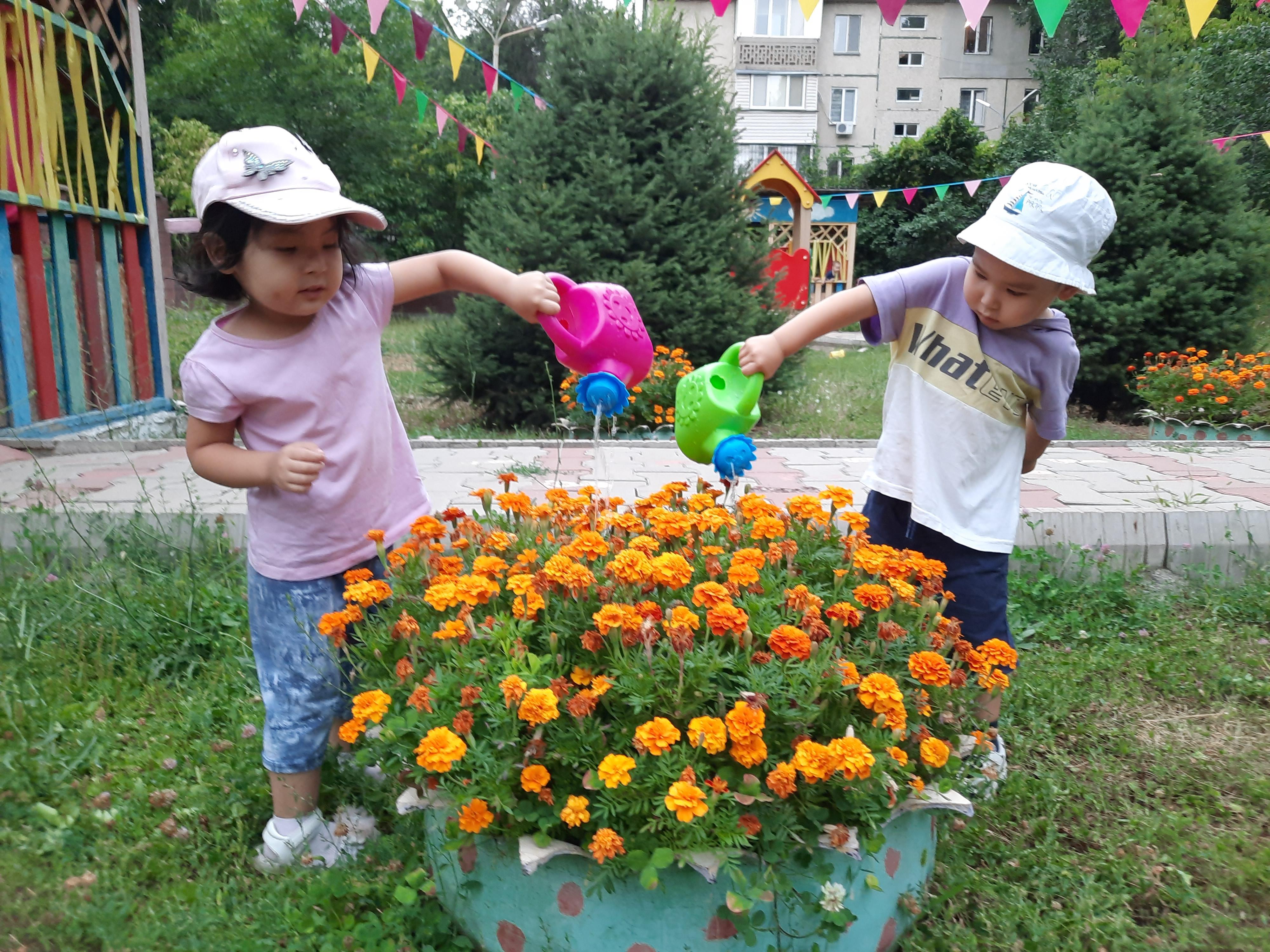 Гүлдене бер,балабақшам! Еңбек.Мақсаты:Әдемілікті сезіне білуге,табиғатты қорғауға, адамгершілікке, ұқыптылыққа, бастаған ісін аяқтай білуге тәрбиелеу. «Жас ұлан» ортаңғы тобы.Тәрбиеші Мыңтаева А.Қ.