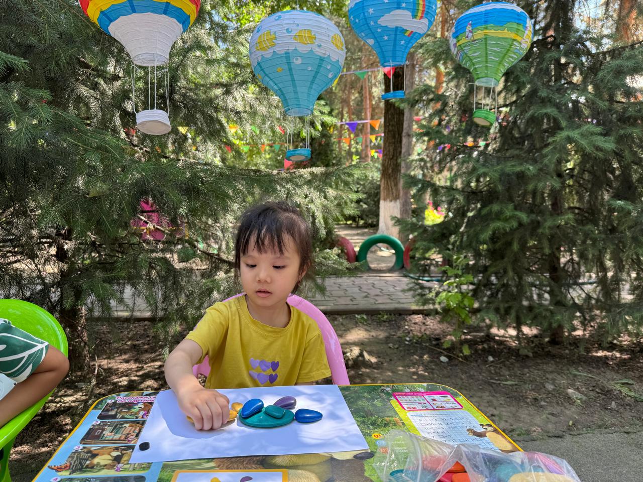 «Менің сүйікті жануарым» құрастыру. Міндеттері:Балалардың  жануарлар туралы түсініктерін кеңейту.Тастардан жануарлар бейнесін өз қалаулары бойынша құрастырта отырып шығармашылық белсенділіктерін артыру. «Күншуақ» ересек тобы.Тәрбиеші Калкаева Т.О.