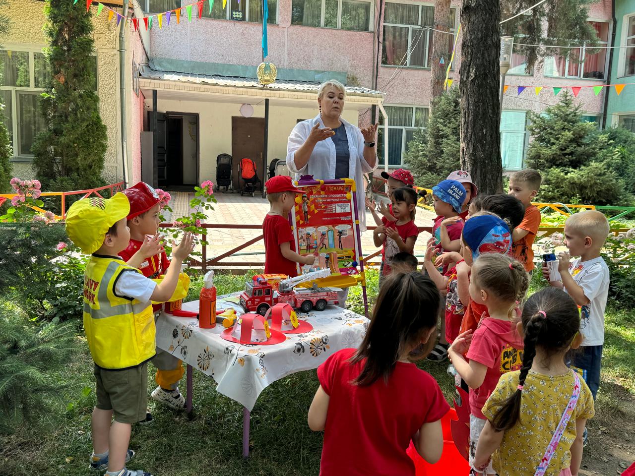 Қауіпсіз жаз.Тақырыбы: «Өрт кезіндегі қауіпсіздік ережелері». Мақсаты: Балалардың өрт қауіпсіздік ережелері туралы білімдерін арттыру.Өртке байланысты қауіпті заттармен ойнауға болмайтынын үйрету.  «Радуга» ересек тобы. Тәрбиеші Седышева В.А.