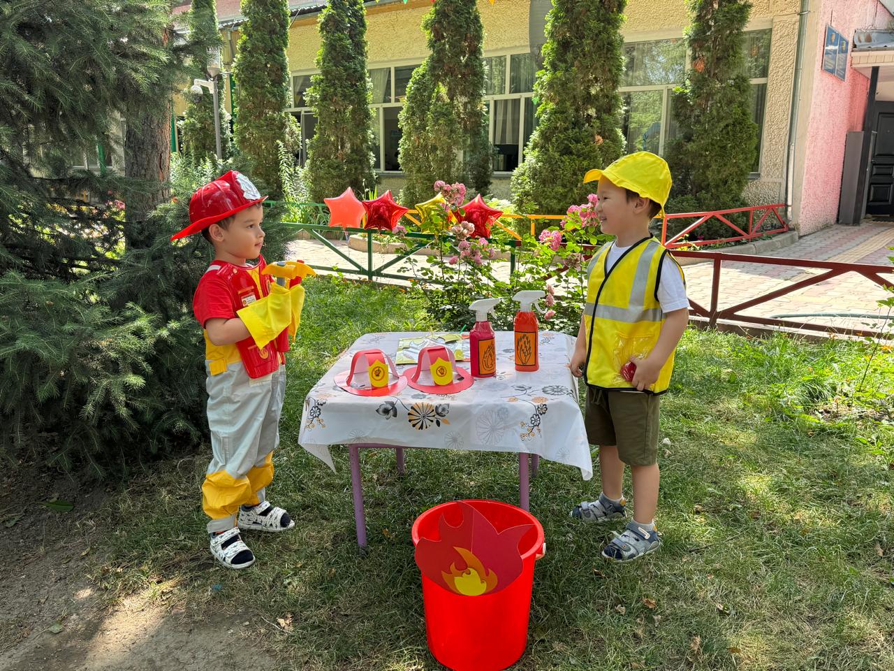 Қауіпсіз жаз.Тақырыбы: «Жас өрт сөндірушілер». Мақсаты: Ойын ойната отырып балалардың өрт қауіпсіздігі ережелері туралы білімдерін арттыру.Шапшандыққа, ұйымшылдыққа тәрбиелеу.«Радуга» ересек тобы.Тәрбиеші Седышева В.А.