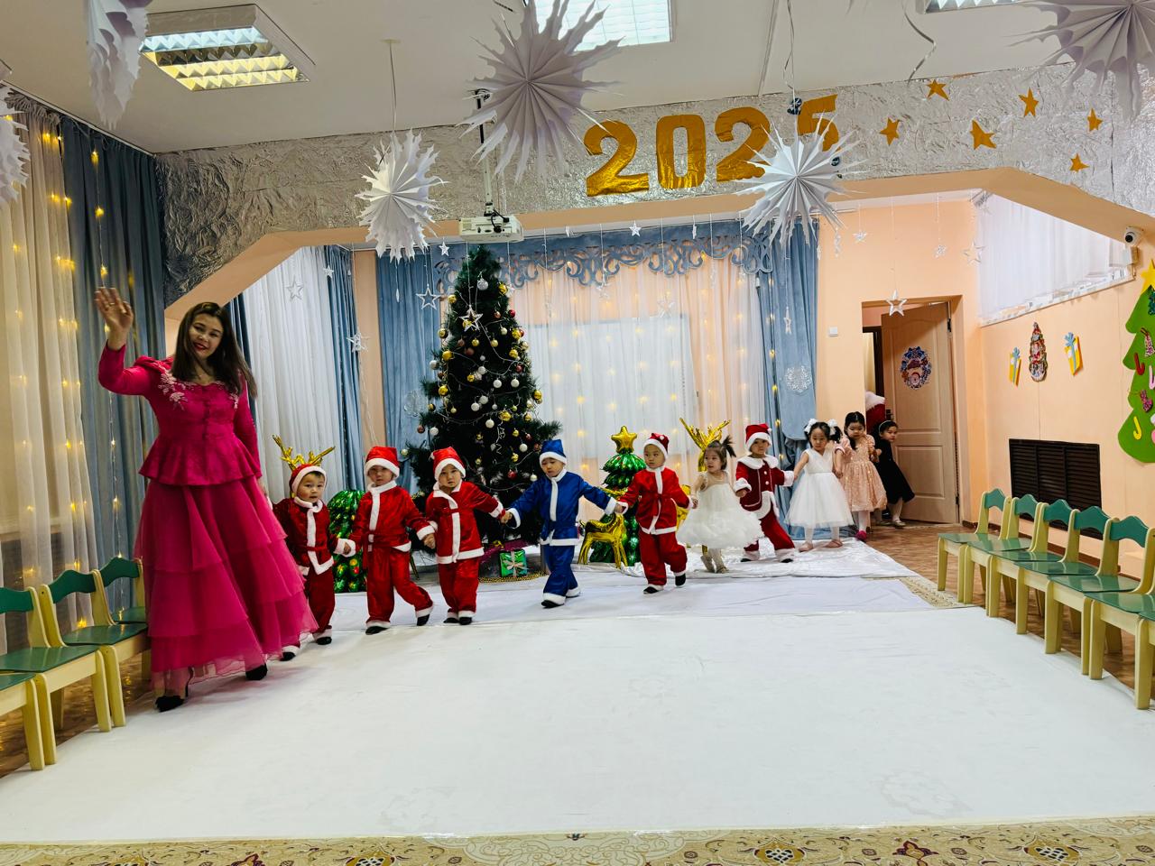«Төрле,төрле-Жаңа жыл!» мерекелік ертеңгілік. Мақсаты: Жаңа жыл туралы түсініктерін арттыру.Мерекелік көңіл-күй сыйлау. «Нұр» ортаңғы тобы. Музыка жетекшісі Жұмағұл А.Б, тәрбиеші Кудабаева А.Ж.