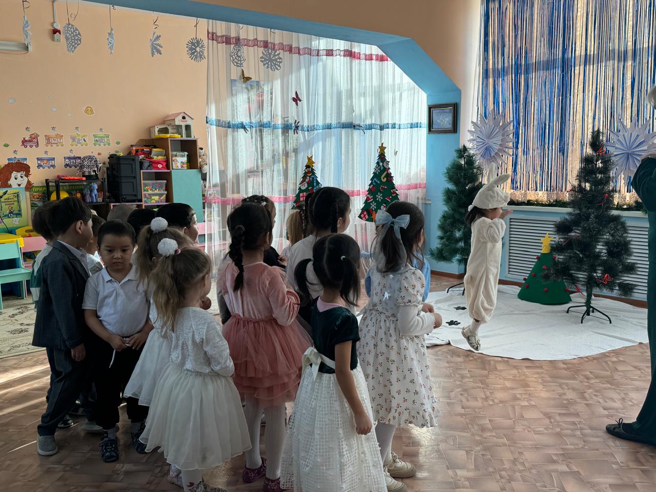 Қысқы ертегі.Мақсаты: Балалардың сөздік қорын қысқы ертегі арқылы байыту.Қысқы табиғаттың көріністерін  бейнелеу арқылы эстетикалық сезімдерін ояту, топтық жұмыс істеу дағдыларын арттыру. «Радуга» ересек тобы. Тәрбиеші Седышева В.А.