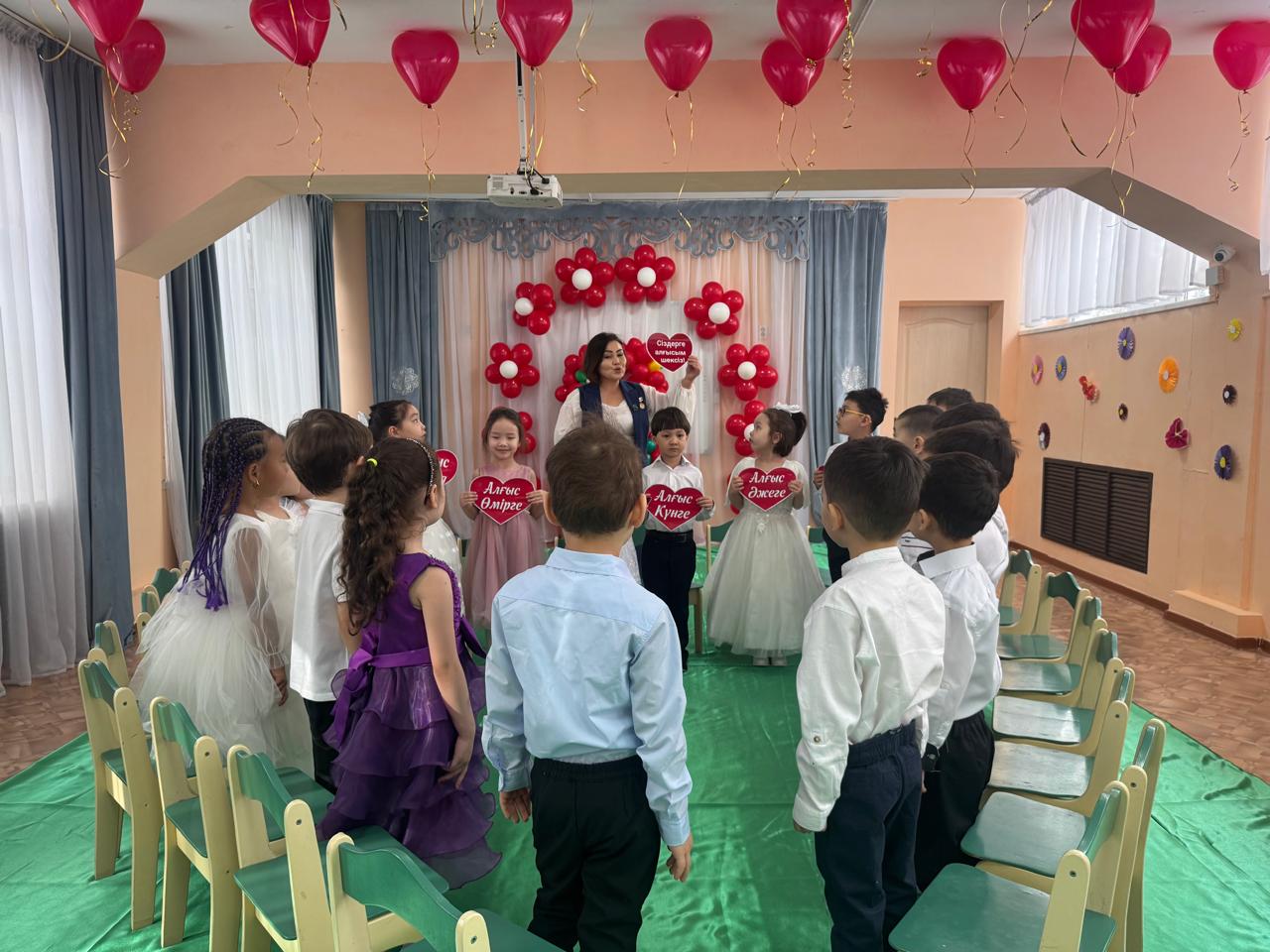 1 наурыз-Алғыс айту күні.Мақсаты: Балалардың "сыйластық" құндылығы туралы түсініктерін кеңейту, үлкен - кішіге деген сүйіспеншілігін, сыпайылық қарым - қатынасын дамыту, әдептілікке, кішіпейілділікке, ізеттілікке тәрбиелеу. «Шапағат» мектепалды тобы