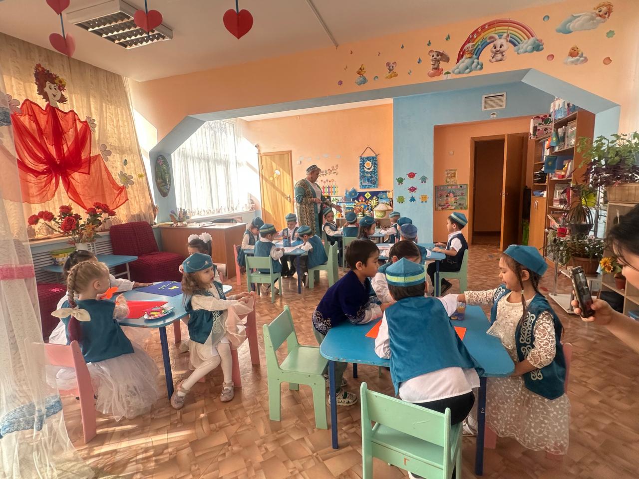 НАУРЫЗНАМА!!! “Ұлттық киім күні”. Мақсаты: Ұлттық киім қазақ халқының  мәдени мұрасының бір бөлігі екенін түсіндіру. Ұлттық құндылықты насихаттау. «Радуга» ересек тобы.