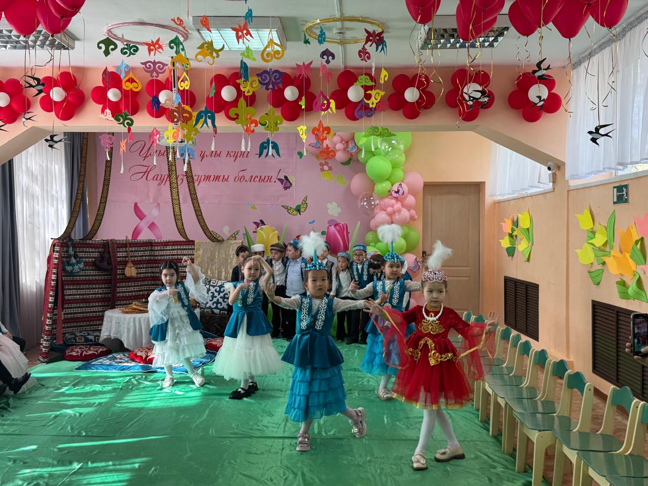 «Қош келдің, әз Наурыз!» мерекелік ертеңгілік. Мақсаты: «Наурыз» мейрамы туралы түсінік беру арқылы қазақ халқының салт-дәстүрін құрметтей білуге тәрбиелеу.Балабақшамызға қонаққа ардагер ұстаз Тулентаева К.Ш. келіп балаларға ақ батасын берді.