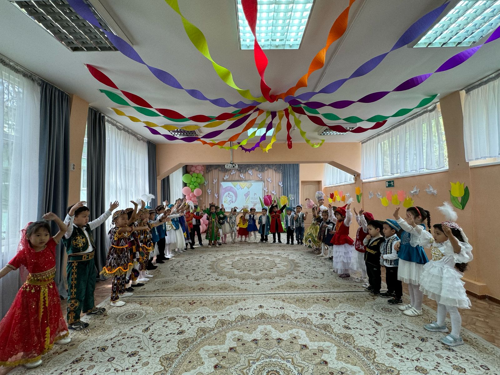 Қазақстан халқының бірлігі күніне арналған мерекелік іс-шара. Тақырыбы:Достық пен ынтымақ - береке бастауы.Мақсаты:Балалардың мерекенің маңызы туралы түсініктерін кеңейту, бірлік, ынтымақтастық, бейбітшілік және достық туралы түсініктерін арттыру.
