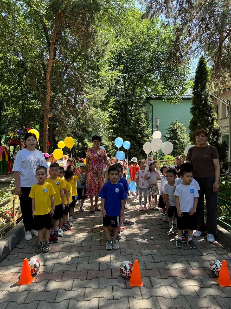 «Көңілді мәре» ересек топтар арасында эстафеталық жарыс.Мақсаты: Физикалық белсенділікті арттыру арқылы балалардың денсаулығын жақсарту. Командалық жұмыс, бір-біріне қолдау көрсету және ынтымақтастықты нығайту.Дене тәрбиесі нұсқаушысы Ахмет Қ.А.