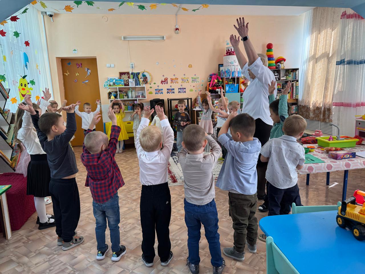 «Менің отбасым» ұйымдастырылған іс-әрекет. /кіріктірілген/  Мақсаты:Отбасы туралы түсініктерді кеңейту.Әр түрлі тапсырмаларды ойындар арқылы орындата отырып тілдік қорларын дамыту, отбасына деген сүйіспеншілікке тәрбиелеу. «Радуга» ересек тобы.