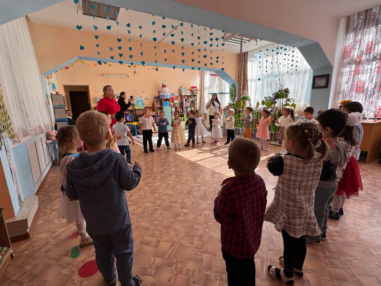 "Берекелі Алтын күз" тақырыптық іс-шара. Мақсаты:Күз мезгілінің ерекшеліктерін ұғындыру. Музыка арқылы күзді бейнелеу. Табиғатқа деген сүйіспеншіліктерін арттыру. «Радуга» ересек тобы.Тәрбиеші Седышева В.А.