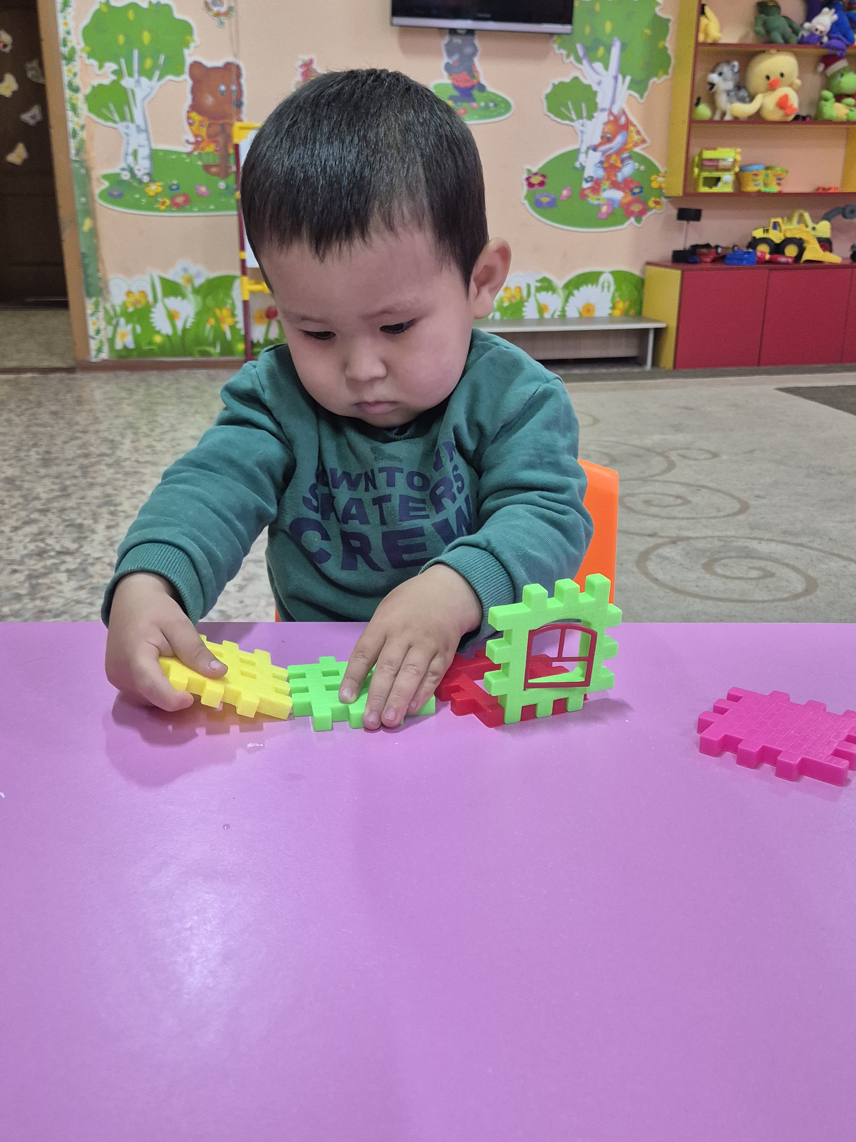 Ұйымдастырылған іс-әрекет:Құрастыру. Тақырыбы:Үй құрастырамыз, Мақсаты:Қарапайым құрылыстарды өз қалаулары бойынша құрастыру арқылы танымдық, шығармашылық дағдыларын дамыту. «Балбөбек» кіші топ.Тәрбиеші Тулеуова Г.А.