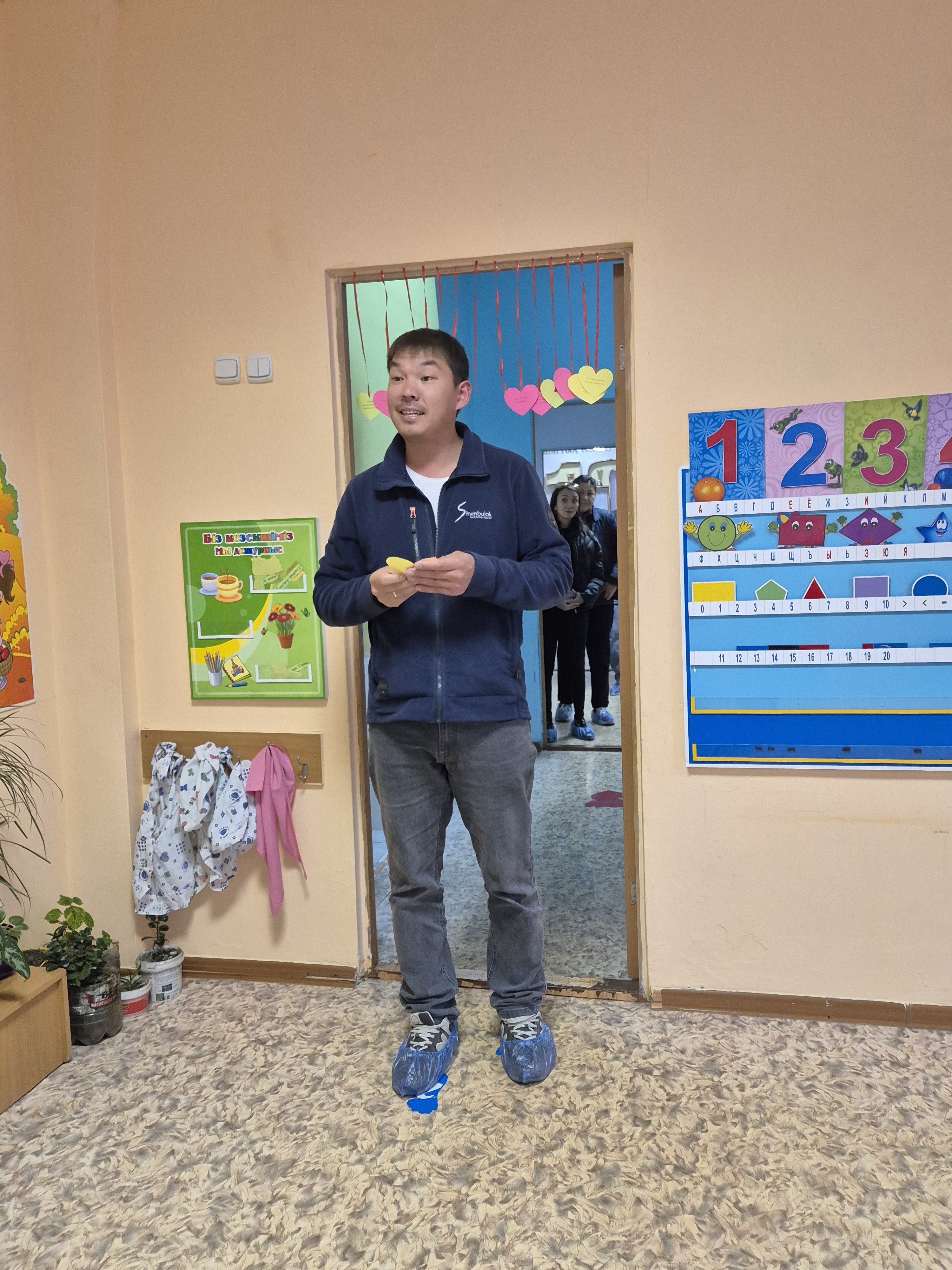 «Ботақан», «Жасұлан», «Нұр», «Кәусар бұлақ» ортаңғы топтарында «Балабақша мен отбасы» тақырыбында ата-аналар жиналысы өтті. Мақсаты:Бала тәрбиесіндегі балабақша мен отбасы ынтымақтастығын нығайту.