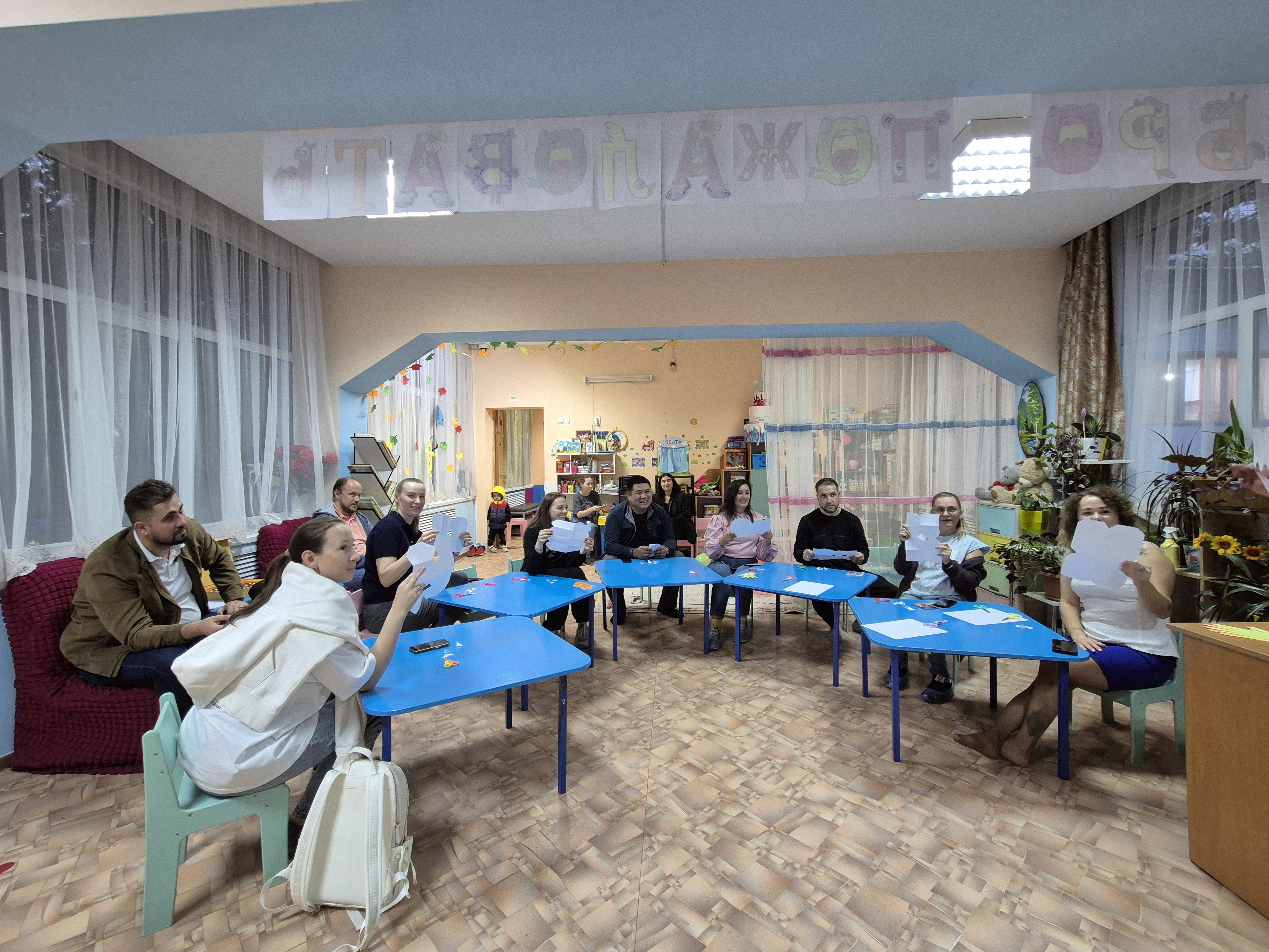 «Күншуақ», «Радуга» ересек топтарында «Отбасы-тәрбие ұясы"тақырыбында ата-аналар жиналысы өтті. Мақсаты: Қазіргі заманның ағымына байланысты отбасы құндылықтарын қалыптастыру. Балабақша, ата- ана мен бала арасындағы қарым-қатынасты нығайту.