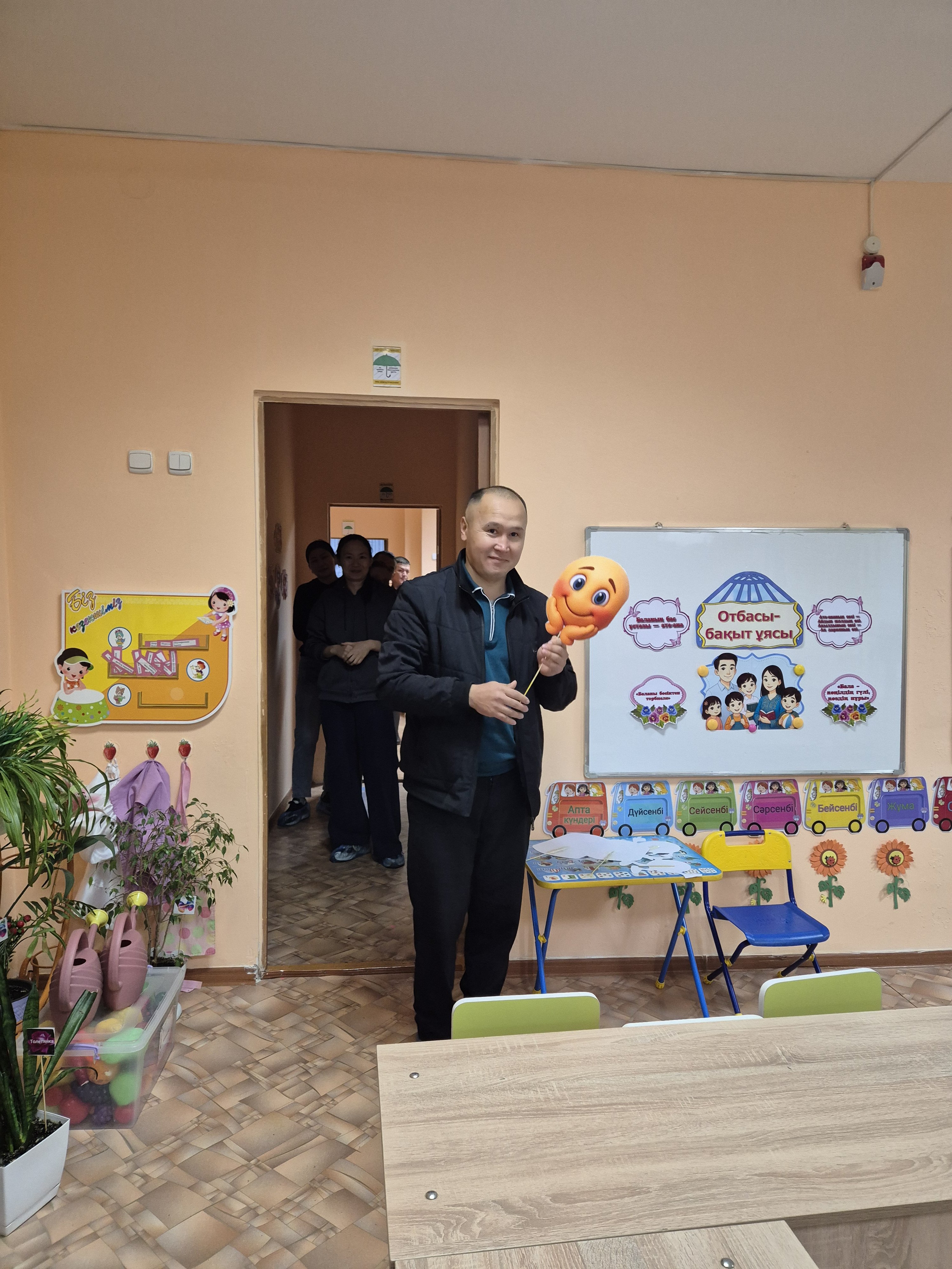 «Шапағат» мектепалды тобында «Бала тәрбиесіндегі ата - ананың рөлі»  тақырыбында ата-аналар жиналысы өтті. Мақсаты:Отбасы тәрбиесіндегі ата-ананың балаға тәрбиелік ықпалын арттыру. Балабақша, ата- ана мен бала арасындағы қарым-қатынасты нығайту.