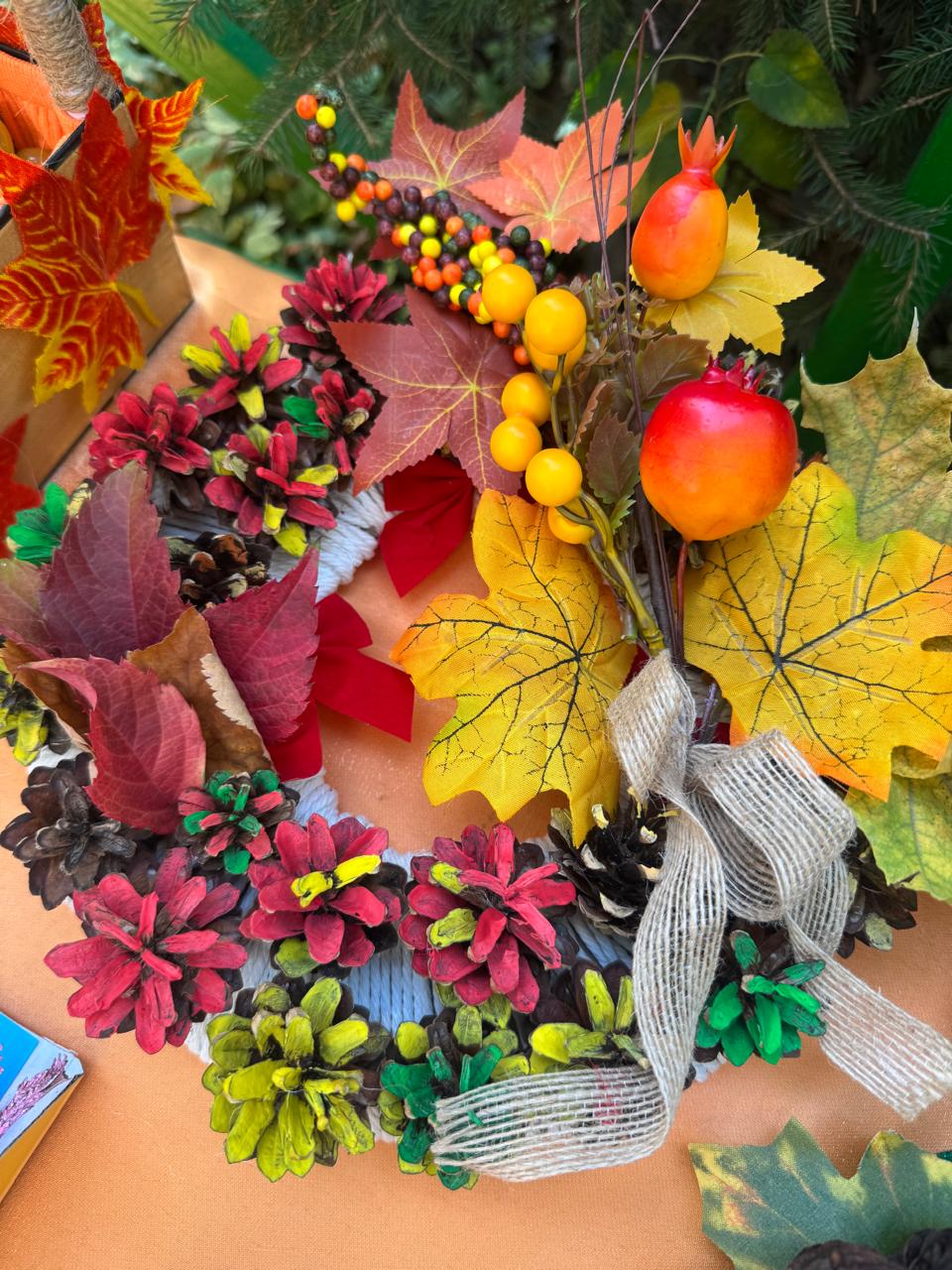 «Күзгі асар» жәрмеңке. Ата-аналар мен балалар жұмысы.                                   /Күзгі өнімдер мен  орманның  табиғи сыйлықтарын пайдалана отырып жасаған қолөнер бұйымдары/ "Ақсұңқар" мектепалды тобы