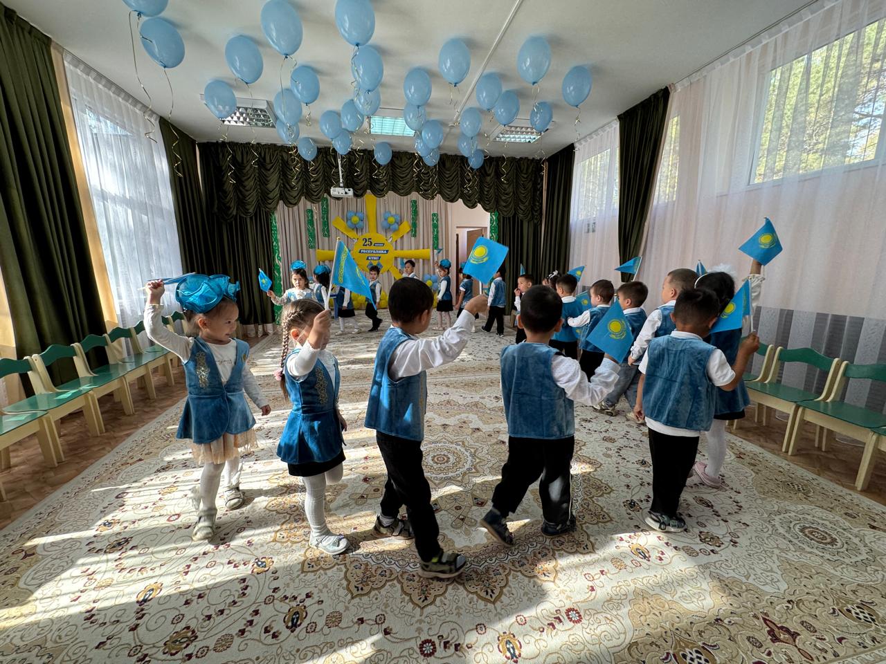 «Күн шуақты Қазақстан!» тақырыптық іс-шара.Мақсаты:Балаларға Республика күні туралы түсінік беру. Балалардың «Отан" туралы түсініктерін кеңейту. «Күншуақ» ересек тобы.Музыка жетекшісі Жұмағұл А.Б.
