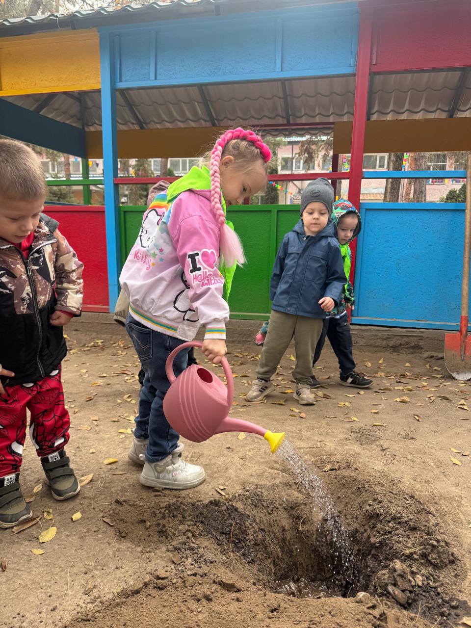 Республика күніне орай бүкілқазақстандық ағаш отырғызу экологиялық акция аясында балабақша ауласына ата-аналар, балалармен бірге ағаштар отырғызды.