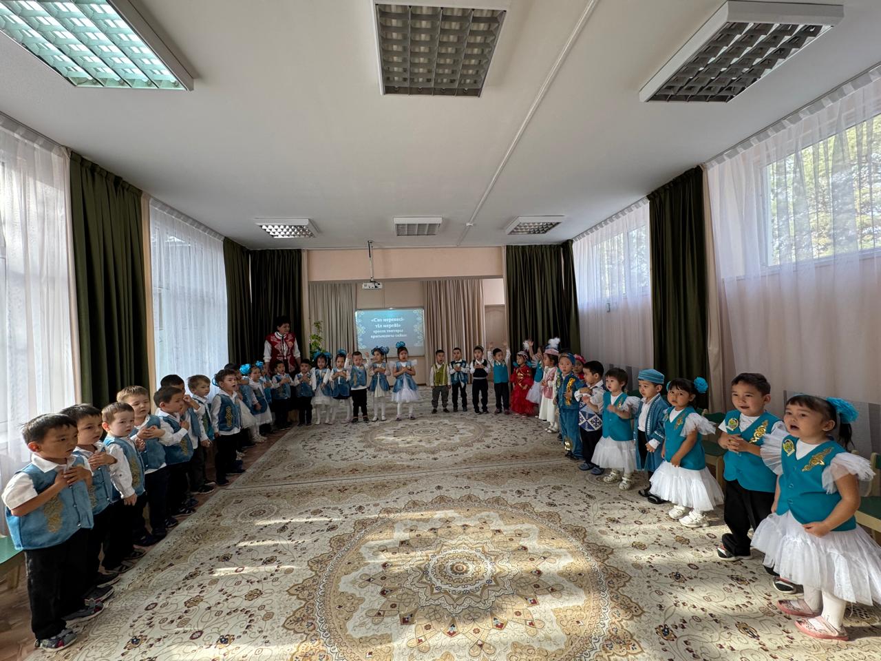 «Сөз мерекесі-тіл мерейі» сайысы «Балдәурен», «Күншуақ» ересек топтар арасында өтті. Мақсаты:Балаларды ана тілің құрметтеуге үйрету.Ана тілін терең меңгеруге үйрете отырып өз ана тілің мақтан тұтуға тәрбиелеу. Қазақ тілі педагогі Мадиева Л.А.