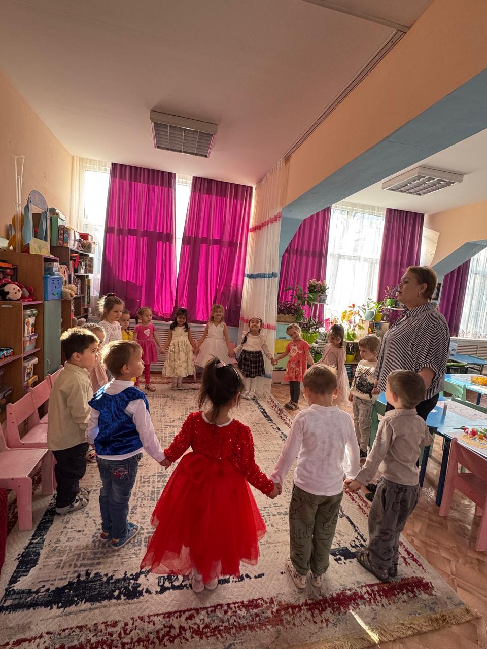 ҰІӘ: Айнала қоршаған әлеммен таныстыру, құрастыру, жапсыру. Тақырыбы:Ғажайып заттар.Мақсаты: Балалардың қол маторикасын, шығармашылығын,  қиял, байқағыштық, қабылдау сезімін дамыту. «Радуга» ересек тобы.Тәрбиеші Седышева В.А.