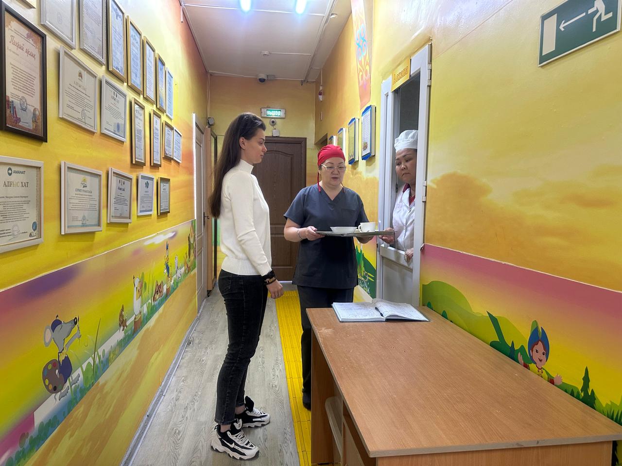 25.11.2025ж таңғы астан «Радуга» ересек топ ата-анасының дайын өнімнен сынама /проба/ алуы