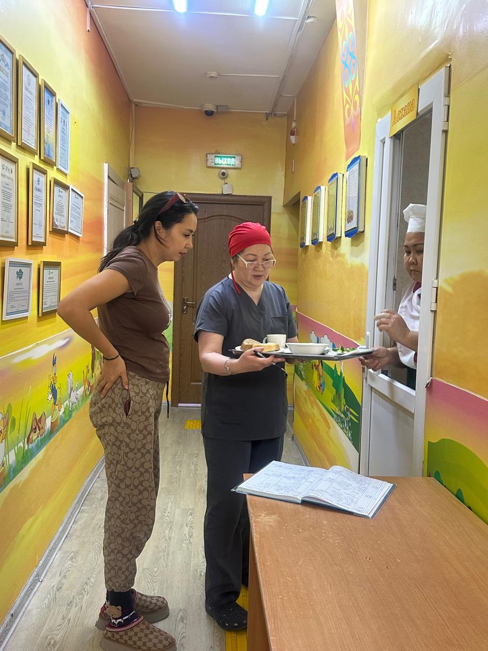 26.11.2025ж түскі астан «Кәусар бұлақ» ортаңғы топ ата-анасының дайын өнімнен сынама /проба/ алуы