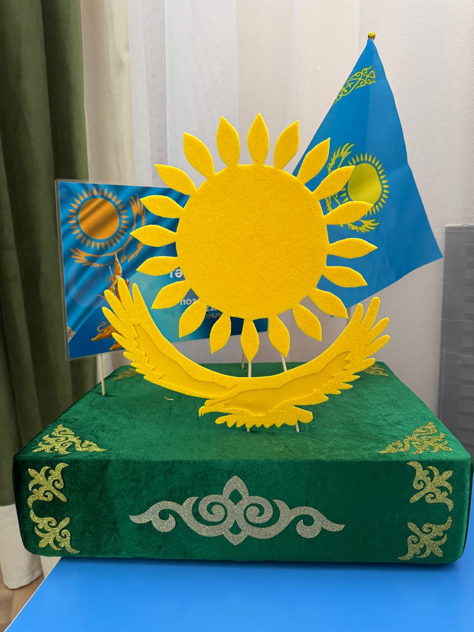 "Тәуелсіздік тұғырым!" тәуелсіздік күніне арналған көрме. Ата-анамен жұмыс. Мақсаты:Ата-аналармен ынтымақтастықты күшейтіп, балалардың шығармашылық пен еңбекке деген мәдениетін арттыру.