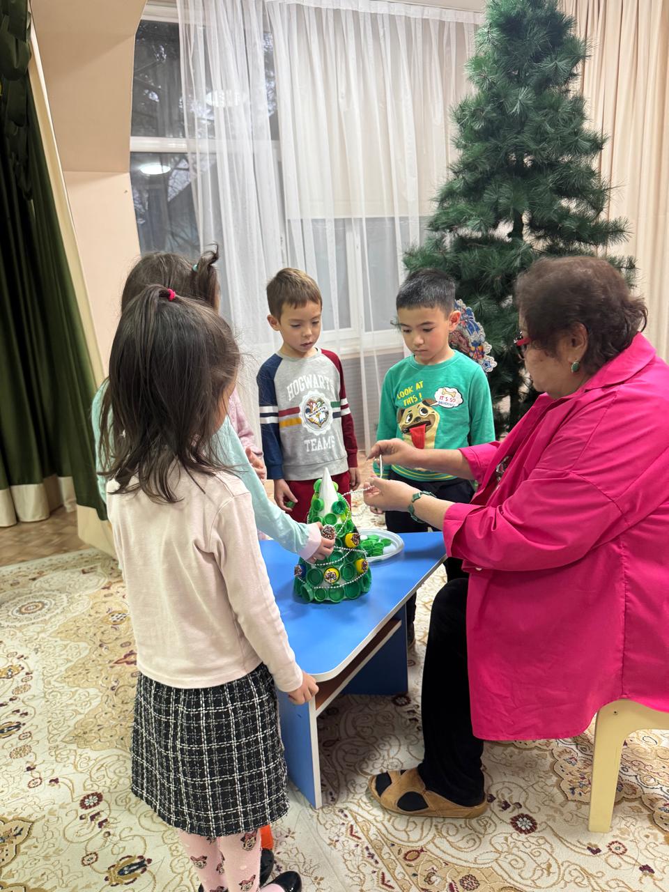 «Адал азамат» біртұтас тәрбие бағдарламасы жүзеге асыру аясында «Қайта өңделген пластиктен шырша ойыншықтарын өз қолымызбен жасаймыз» акциясы.