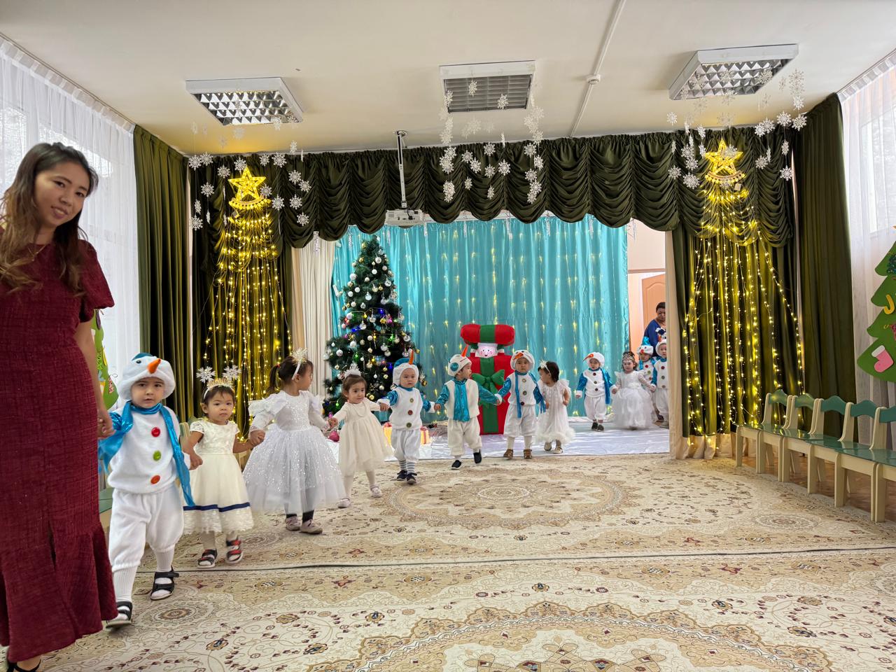 «Алақай, Жаңа-жыл келді!» мерекелік ертеңгілік.Мақсаты: Балаларға Жаңа жыл мерекесінің қызықтарын, әдемі көріністерін тамашалау арқылы мерекелік көңіл-күй сыйлау. «Бәйшешек» кіші тобы. Тәрбиеші Сыдыкова А.С, музыка жетекшісі Диқан Б.Б.