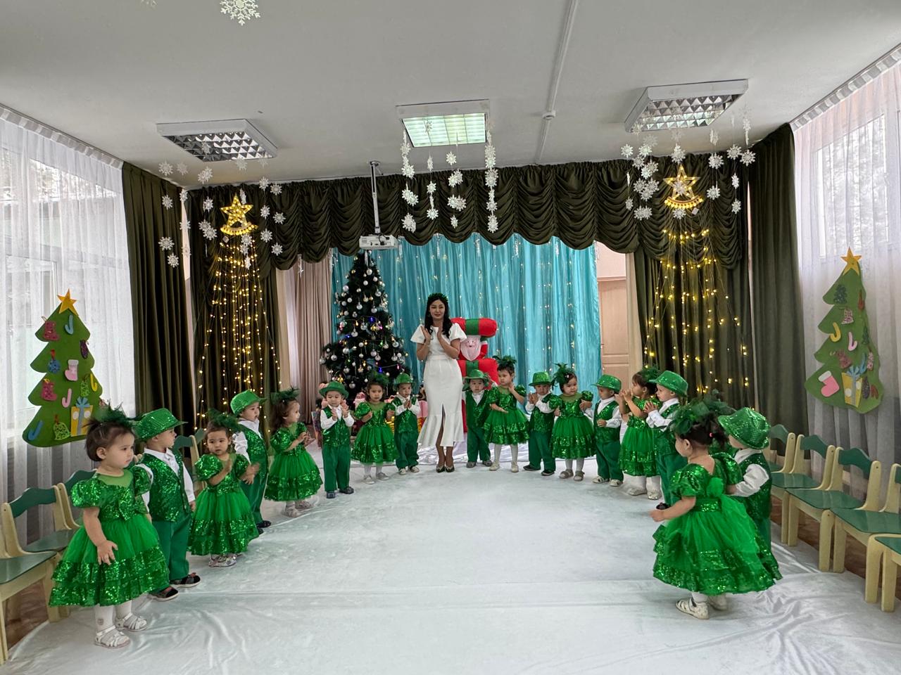 «Төрлет, төрлет Жаңа жыл!» мерекелік ертеңгілік.Мақсаты: Балаларға Жаңа жылдық көріністер арқылы мерекелік көңіл-күй сыйлау, естеріңде ұзақ сақталатындай қуанышты әсер қалдыру. «Балбөбек» кіші тобы. Тәрбиеші Тулеуова Г.А, музыка жетекшісі Жұмағұл А.