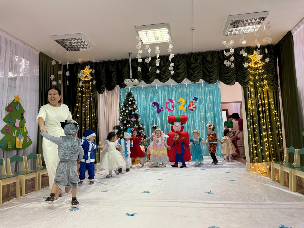 «Жасыл шырша шамын жақтым!» мерекелік ертеңгілік. Мақсаты:Балаларды жаңа жыл кейіпкерлерімен таныстырып, әр түрлі ойындар арқылы достық қарым қатынас ояту. Естеріңде ұзақ сақталатындай қуанышты әсер қалдыру. «Ботақан» ортаңғы тобы.