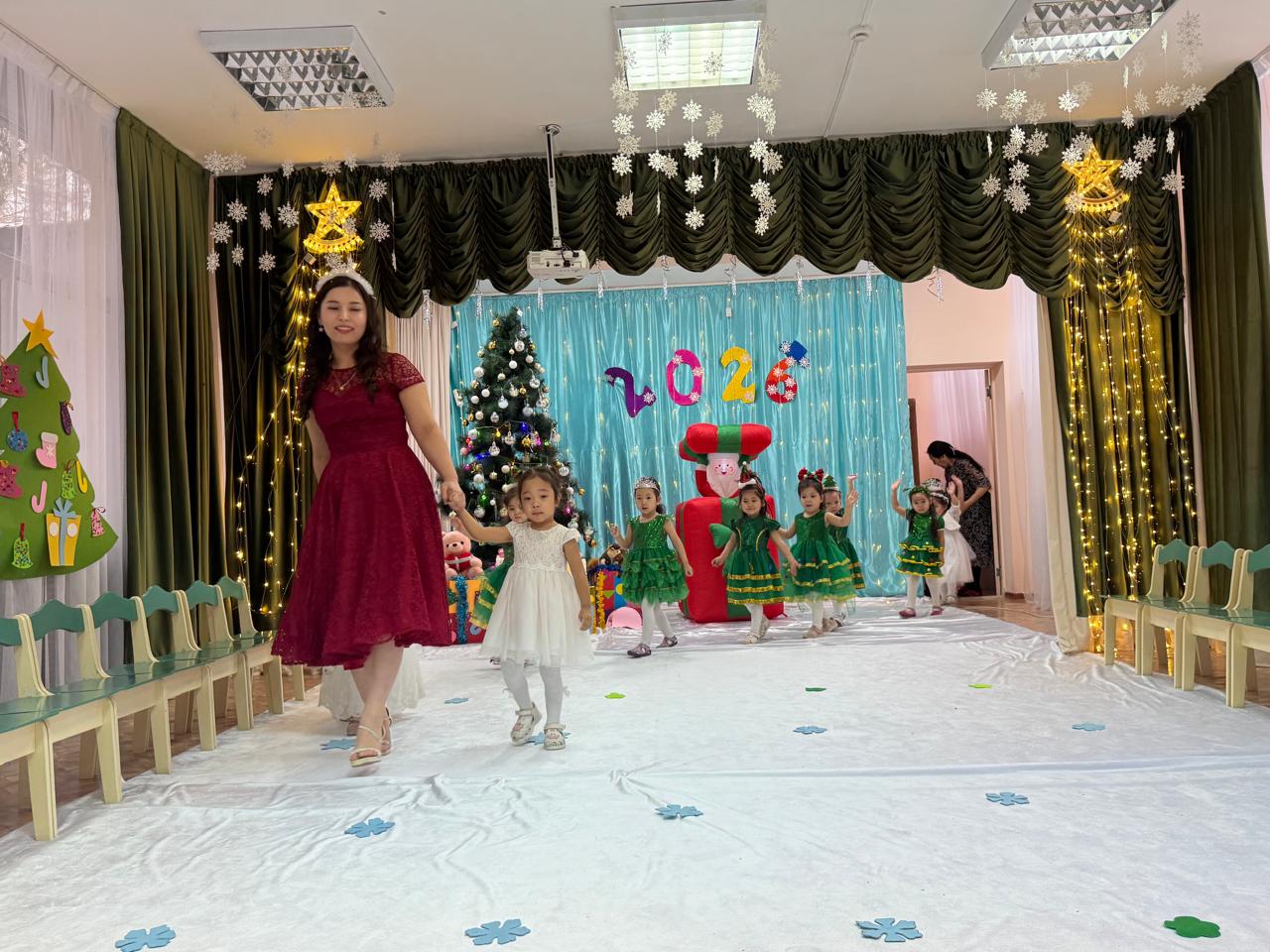 «Жасыл шырша жанында!» мерекелік ертеңгілік. Мақсаты: Балалардың Жаңа жыл туралы түсініктерін арттыру. Жаңа жылдық әдемі көріністерді тамашалау арқылы қоршаған ортаға қызығушылықтарын арттыру мерекелік көңіл-күй сыйлау. «Кәусар бұлақ» ортаңғы тобы.