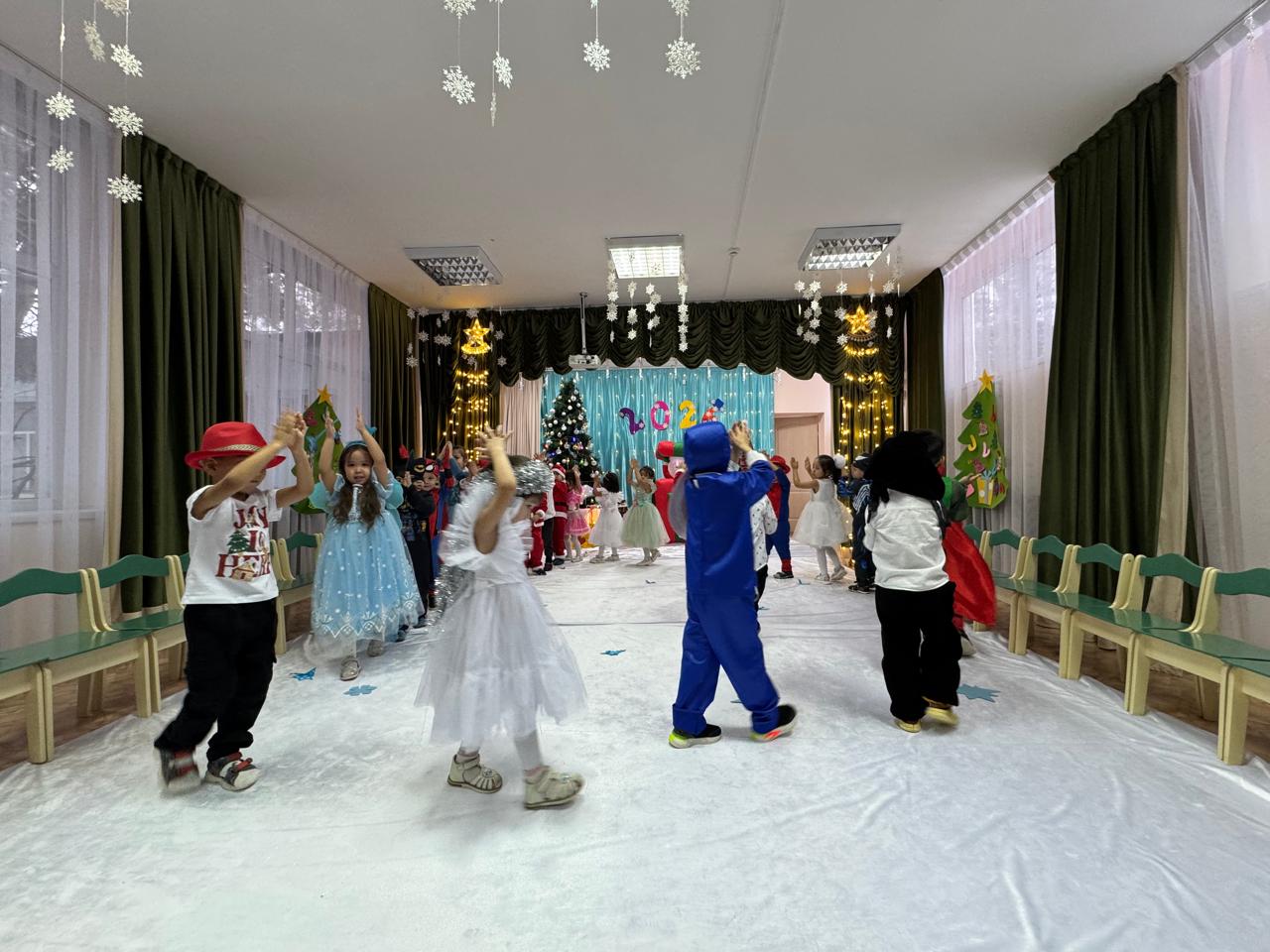 «Таңғажайып, Жаңа жыл!» мерекелік ертеңгілік. Мақсаты:Балаларды жаңа жыл мерекесіне арналған ән, би, әртүрлі ойындар арқылы достық қарым қатынастарың ояту, мерекені жақсы қарсы алуға үйрету. Мерекелік көңіл-күй сыйлау.  «Балдәурен» ересек тобы.