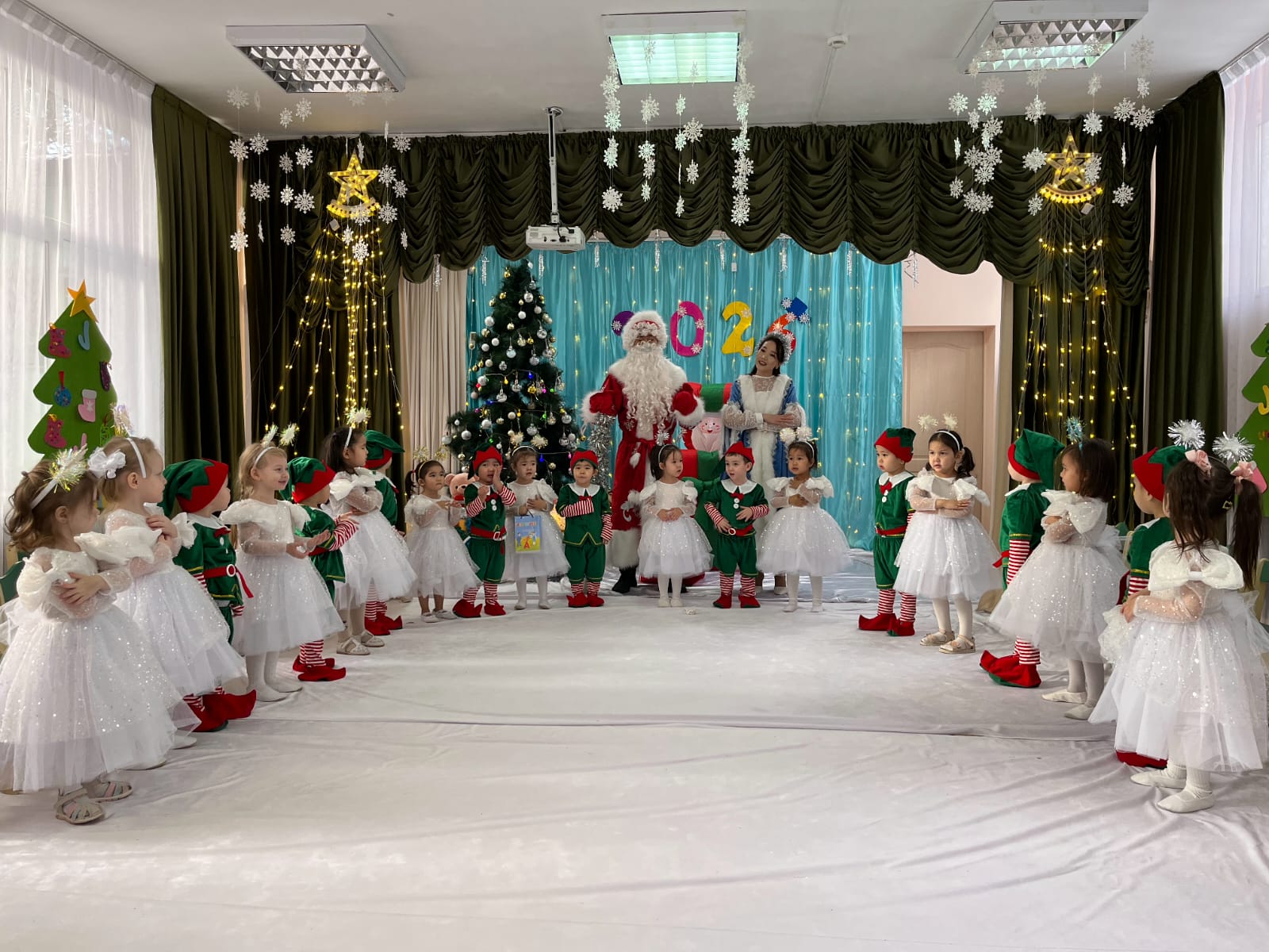 "Құтты болсын, Жаңа жыл!" мерекелік ертеңгілік. Мақсаты:Балаларға мерекелік көңіл-күй сыйлау. Жаңа жыл мерекесі туралы түсініктерін арттыру. "Жасұлан" ортаңғы тобы. Музыка жетекшісі Жұмағұл А.Б, тәрбиеші Пірімова С.Н.
