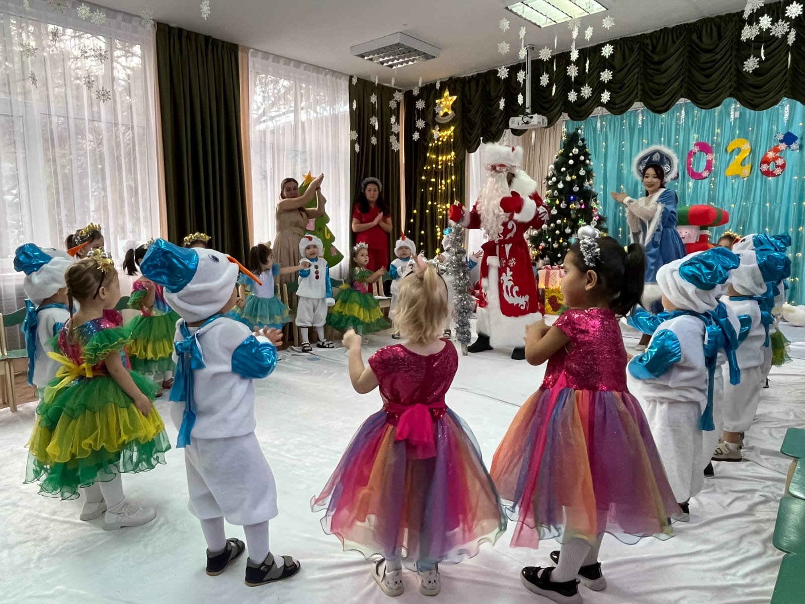 "Келді міне, Жаңа жыл" мерекелік ертеңгілік. Мақсаты:Балалардың Жаңа жыл мерекесіне қызығушылықтарың артыру.Мерекелік көңіл-күй сыйлау. "Нұр" ортаңғы тобы, Музыка жетекшісі Жұмағұл А.Б, тәрбиеші Кенжеманова Т.Е.