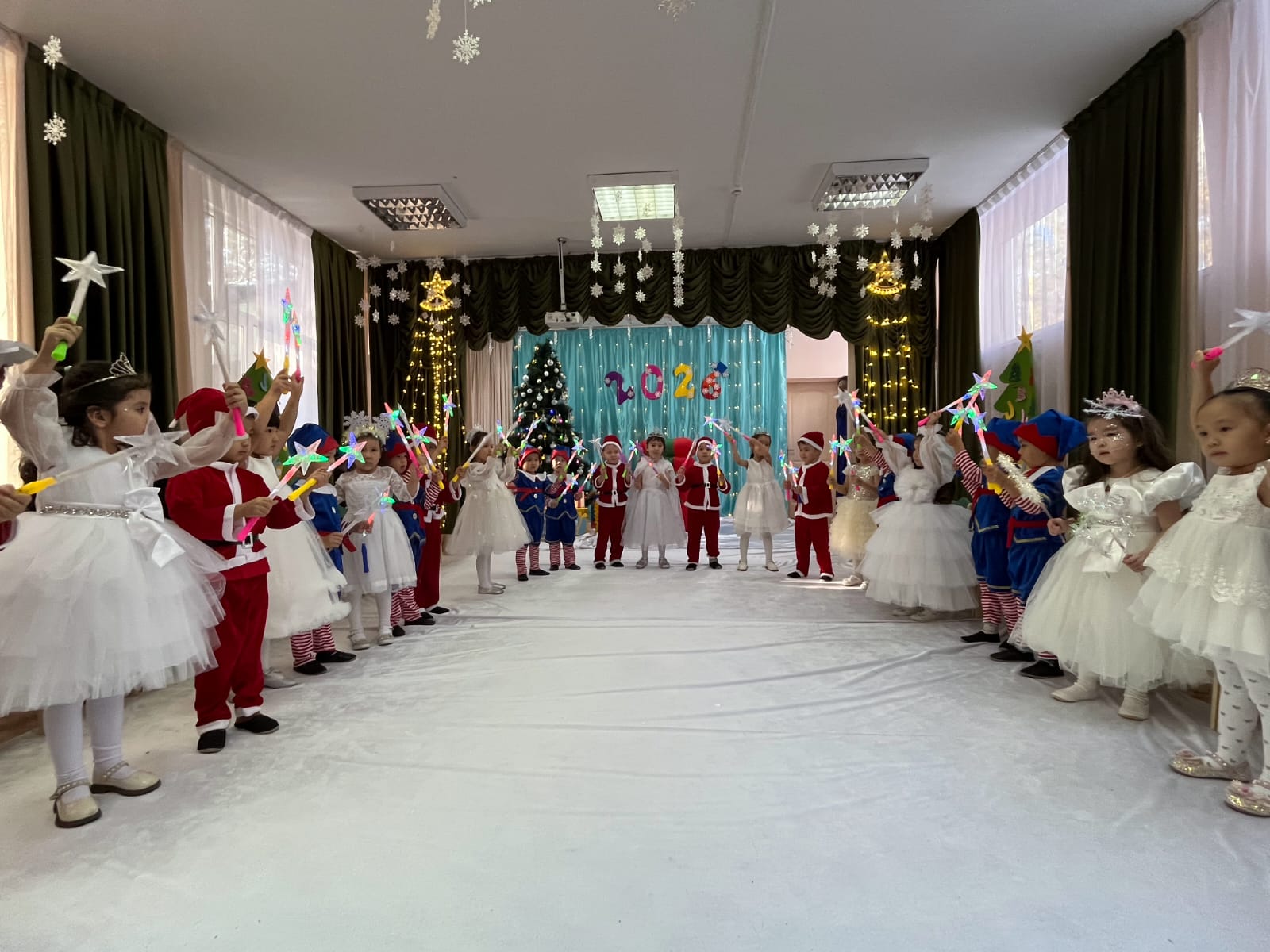 "Қош келдің, Жаңа жыл!" мерекелік ертеңгілік. Мақсаты:Мерекеде ән, би, ойындар арқылы достық қарым-қатынастарын арттыру.Мерекелік көңіл-күй сыйлау. "Күншуақ" ересек тобы. Музыка жетекшісі Жұмағұл А.Б, тәрбиеші Кадырова З.К.