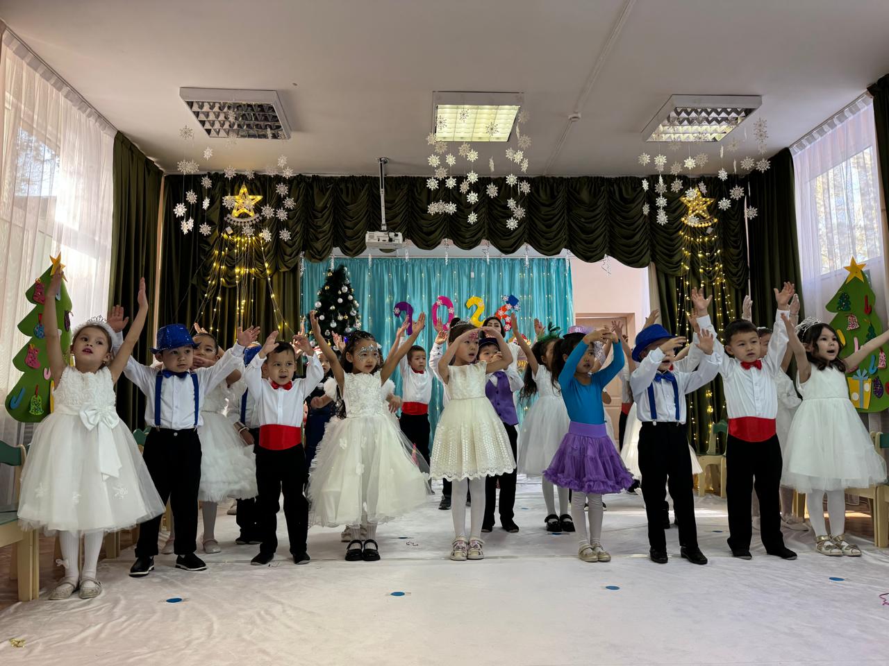 "Ғажайып жаңа жыл!" ертеңгілігі. . Мақсаты: балаларға тосын сый арқылы мерекелік көңіл-күйлерін арттыру, ән, би, тақпақ арқылы ойлау қабілеттерін арттыру, шығармашылыққа баулу. Мерекелік көңіл-күй сыйлау. «Шапағат» мектепалды тобы.