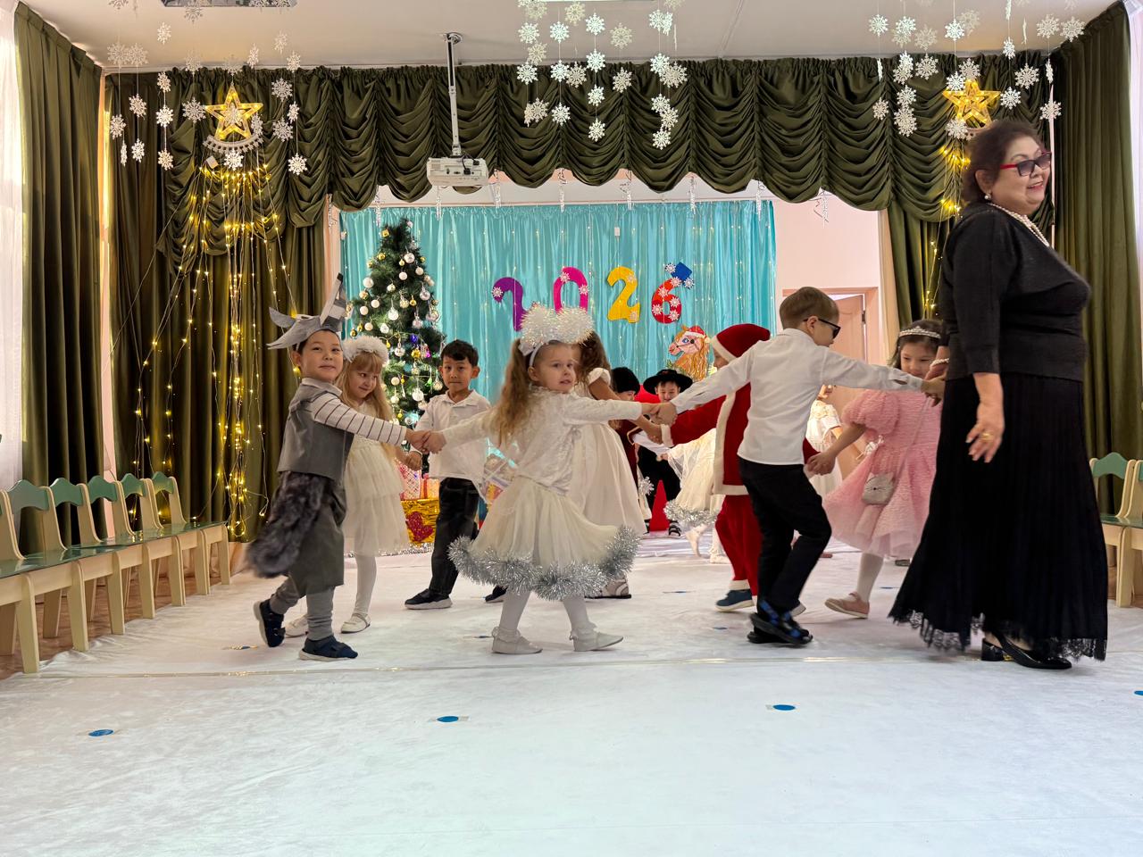 "Ғажайыпқа толы жаңа жыл!" ертеңгілігі. Мақсаты: Әндер, билер арқылы балаларды өнерге талпындыру. Ертеңгілік барысында балаларды персонаждарға бөліп, өздері кейіпкерлендіруді ұсыну. «Улыбка» мектепалды тобы.