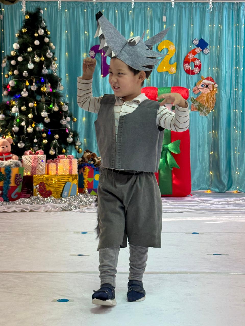 "Ғажайыпқа толы жаңа жыл!" ертеңгілігі. Мақсаты: Әндер, билер арқылы балаларды өнерге талпындыру. Ертеңгілік барысында балаларды персонаждарға бөліп, өздері кейіпкерлендіруді ұсыну. «Улыбка» мектепалды тобы. Тәрбиеші Туретаева Ж.Ж