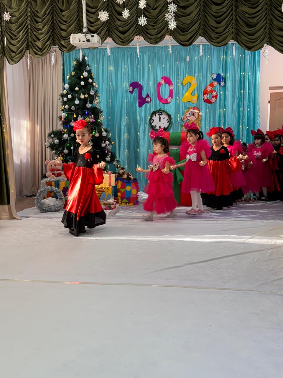 "Жаңа жылдың ғажайыптары" мерекелік ертеңгілігі. Мақсаты: балаларға тосын сый арқылы мерекелік көңіл-күйлерін арттыру, бір - біріне деген достық сезімге және ән, би, тақпақ арқылы шығармашылыққа баулу. «Ақсұңқар» мектепалды тобы.