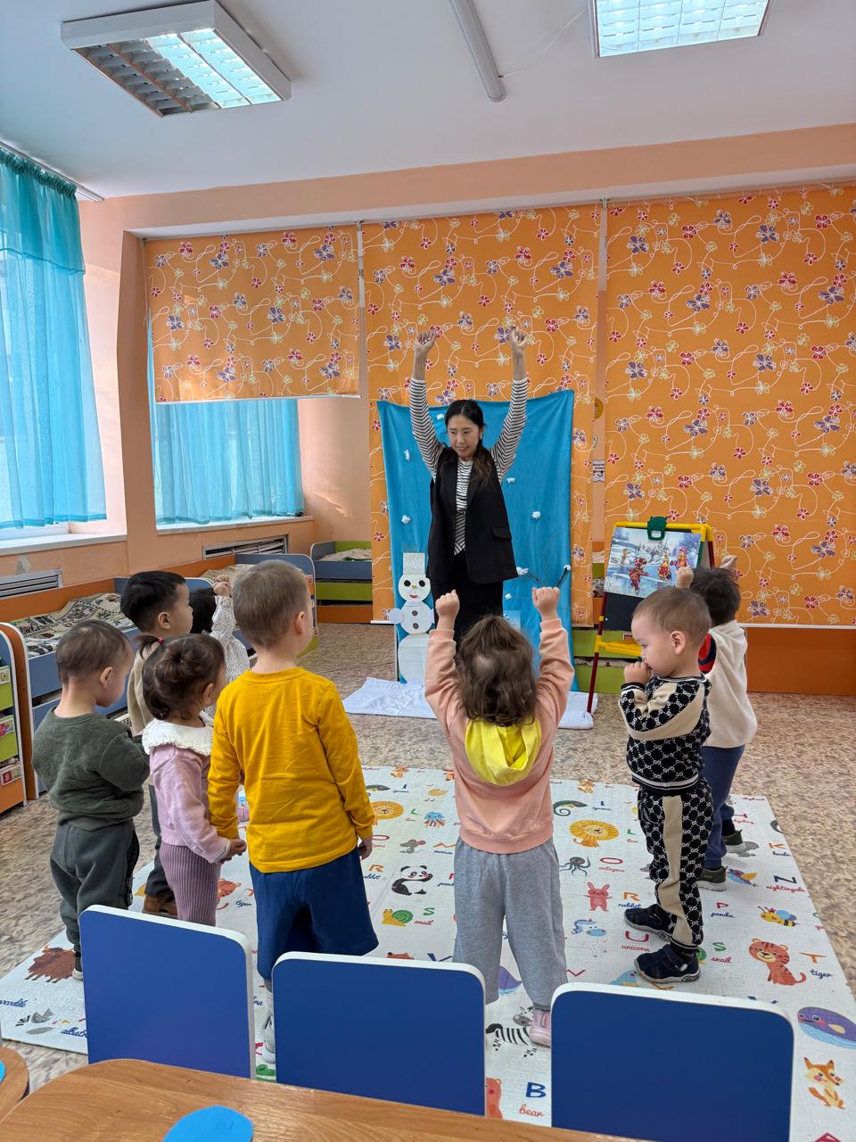 Ұйымдастырылған іс-әрекет: Тіл дамыту,сурет салу.Тақырыбы: «Аққала». Мақсаты: Балалардың сөзік жұмыстар арқылы тілін дамыту. Балаларды мақта таяқшалармен сурет салуға үйрете отырып сурет салу дағдыларын қалыптастыру.Бәйшешек» кіші тобы.