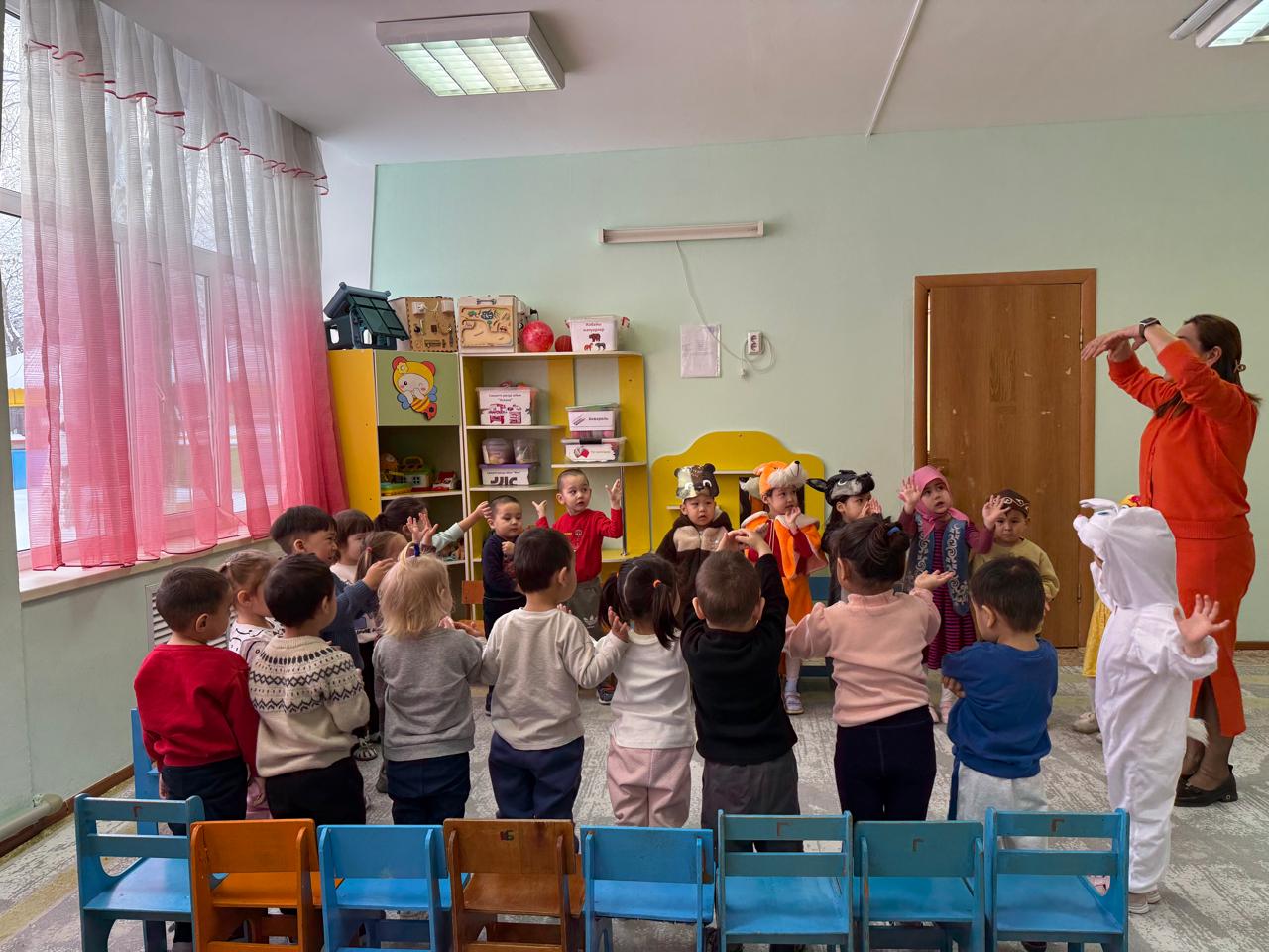 Ұйымдастырылған іс-әрекет: көркем әдебиет, сурет салу, мүсіндеу. Тақырыбы:«Бауырсақ» ертегісі.Мақсаты:Балаларды ертегі кейіпкерлерін рольдерге бөліп сахналауға және ертегі кейіпкелерін бейнелеп сала білуге, мүсіндеуге үйрету. «Нұр» ортаңғы тобы.