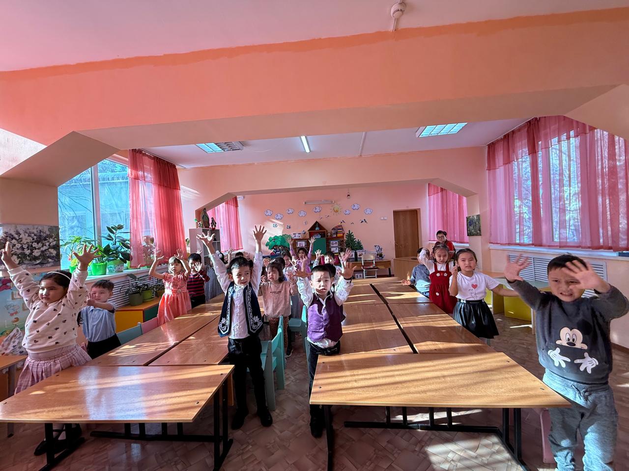 Ұйымдастырылған іс-әрекет: Математика негіздері. Тақырыбы: Ойна да, ойлан. Міндеті: Балаларды тапсырмалар орындату  арқылы әр тапсырманы түсініп орындауға үйрету. Ойын ойната отырып логикалық ойлау қабілеттерін дамыту.«Ақсұңқар» мектепалды тобы.