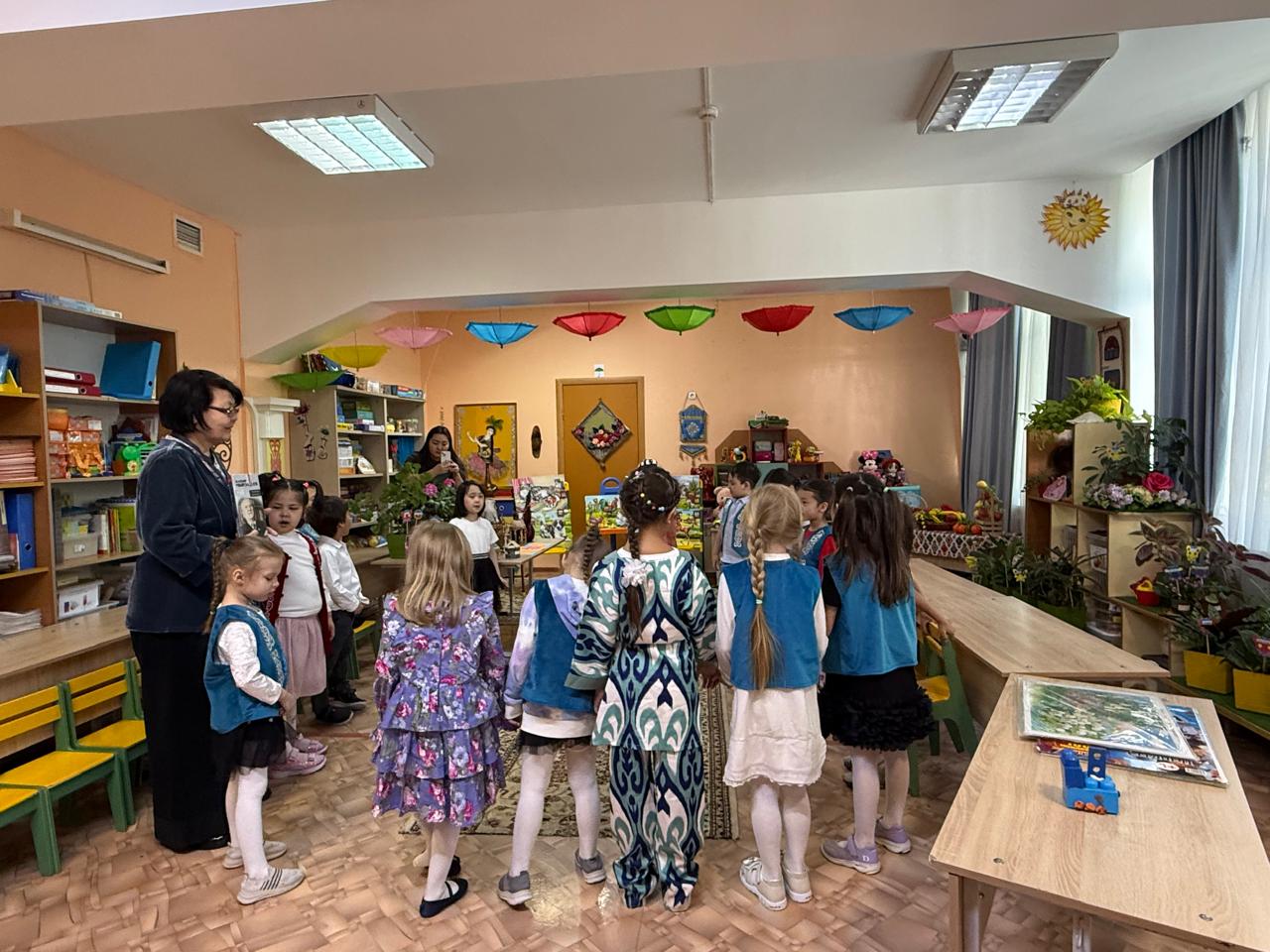 Ұйымдастырылған іс-әрекет:Қазақ тілі.Тақырыбы:«Біз не үйрендік?» Мақсаты:Қазақ тіліне деген қызығушылықтарын арттыру.Сұрақтарға толық жауап беруге дағдыландыру, сөздік қорын байқау және сөйлеу дағдыларын дамыту.«Улыбка» мектепалды тобы.