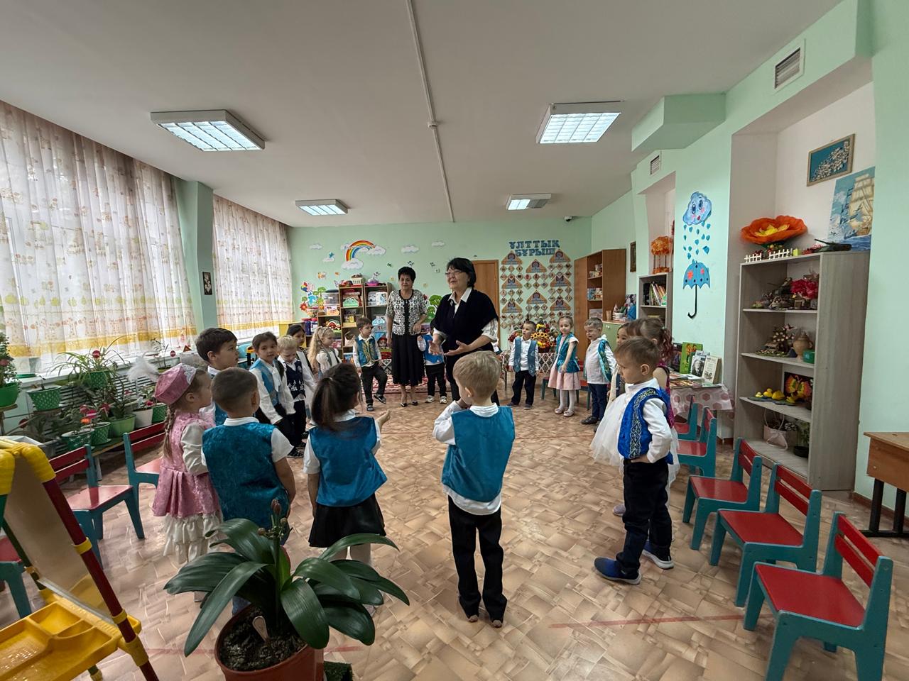 Қазақ тілі  ұйымдастырылған іс-әрекеті.Тақырыбы: Қазақ тілі әлеміне саяхат. Мақсаты: Жыл бойы меңгерген қазақ тілі бойынша білімдерін қорытындылау.Балалардың сөздік қорын байыту, байланыстырып сөйлеу дағдыларын жетілдіру. «Радуга» ересек тобы.