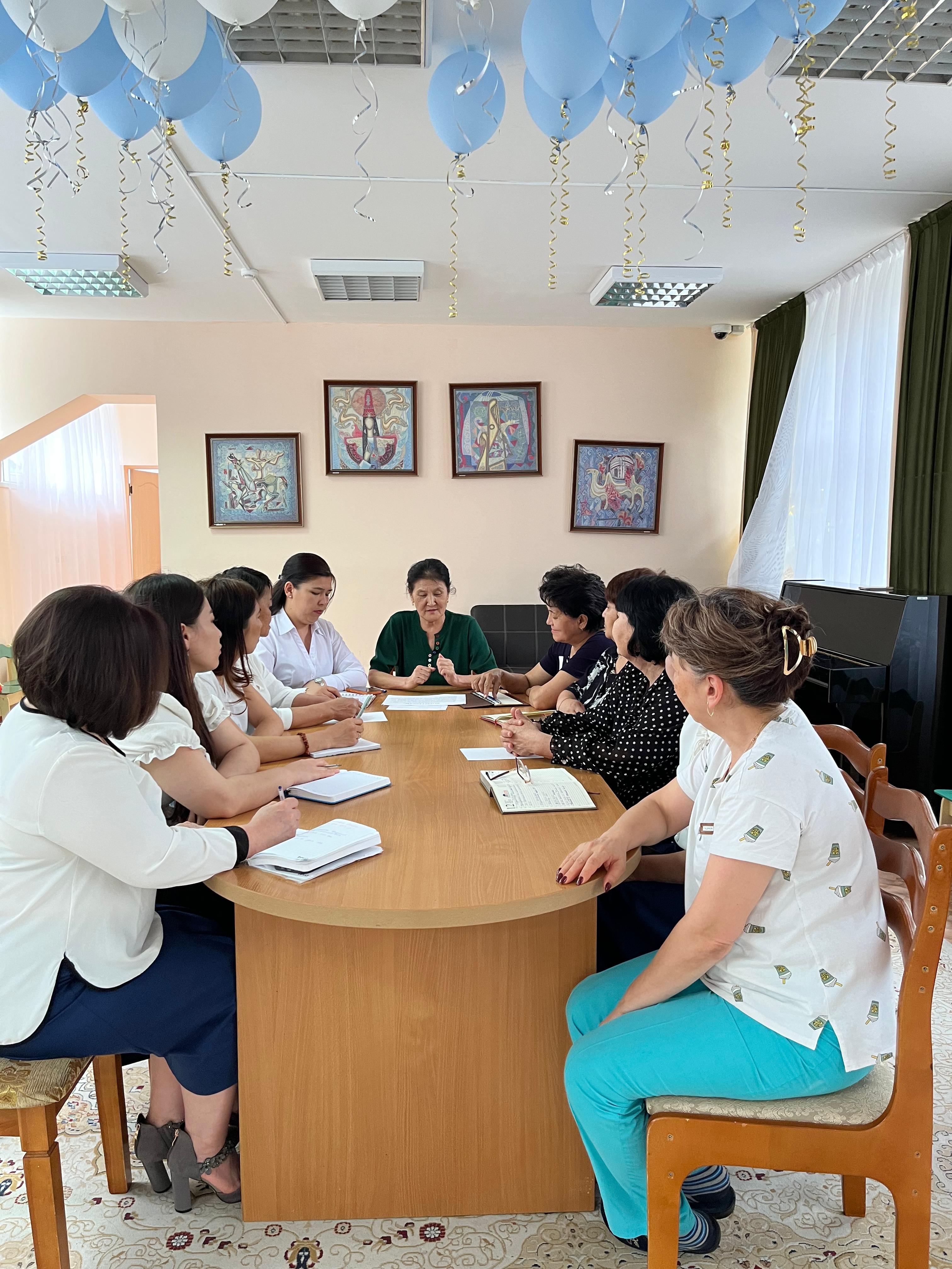 «Жаңа Конституция педагогтің мәдениеті мен азаматтық жауапкершілігі» тақырыбында дөңгелек үстел ұйымдастырылды. Мақсаты: Педагогтердің Қазақстан Республикасының жаңартылған Конституциясындағы өзгерістер мен толықтырулар туралы білімдерін жетілдіру.